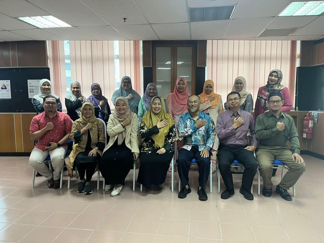 Seated group, meeting room, Faculty of Chemical Engineering