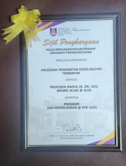 Dr Azil Bahari Alias receives the Most Publications Award, KPK 2024.