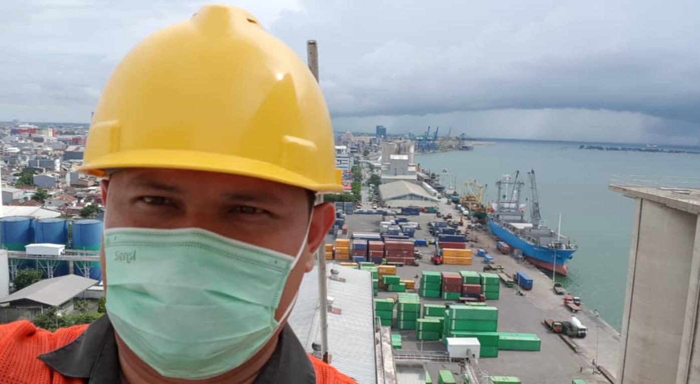 Hard hat, mask, terminal behind, Port site